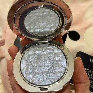 Dior luminizer highlighter 05 blue strobe